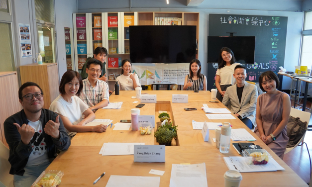 The Taiwan panellists from Chengchi University, Tunghai University, SinoPac Holdings and QK Studio took a photo with the Taiwan competition teams.